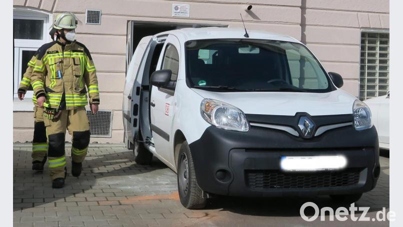 Die Feuerwehr band die ausgelaufene Batteriesäure. Bild: Hirsch