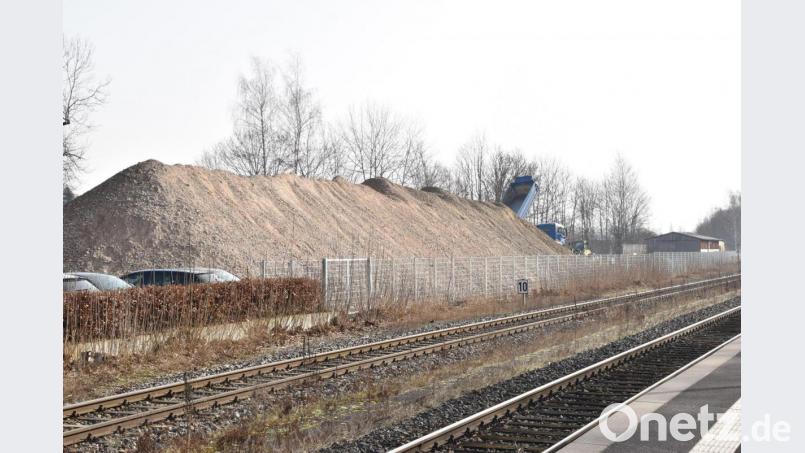 Für etwa drei Monate lagert die Abbruch-Firma gegen Gebühr Schutt vom Liliencenter an der Bahnhofstraße. Bild: Andreas Royer