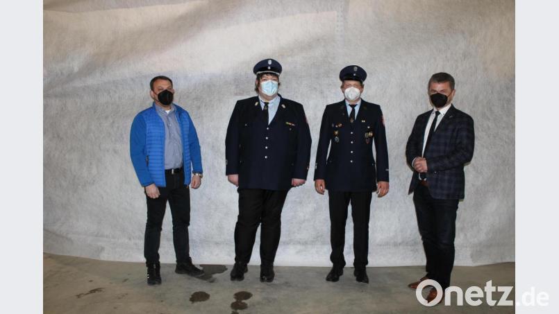 Die Wahl ging schnell über die Bühne: Bürgermeister Martin Birner (von rechts) gratuliert dem ersten Kommandanten Thomas Wendl und seinem Stellvertreter Bernhard Drösel. Links im Bild Feuerwehrbeauftragter Harald Klatzka. Bild: pko