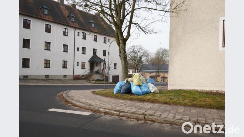 Nicht alle Bewohner in Kemnath kamen der Bitte nach die Gelben Säcke wieder aufzuräumen. Bild: kaz