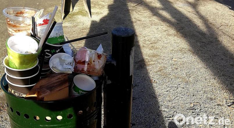 Ein überquellender Abfallkorb in der Weidener Fußgängerzone. Ein Beleg dafür, wie viele Menschen am Sonntag unterwegs waren. Die Polizei kontrolliert auch an solchen Tagen. Bild: R. Kreuzer