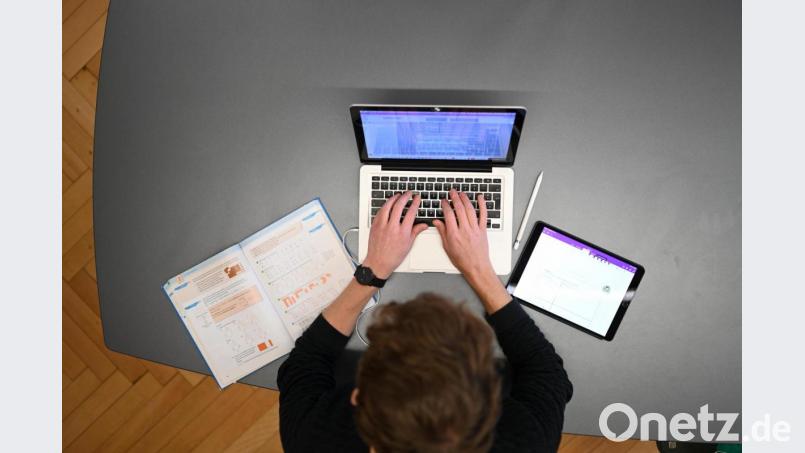 Symbolbild: Distanzunterricht an den Schulen. Bild: Felix Kästle/dpa