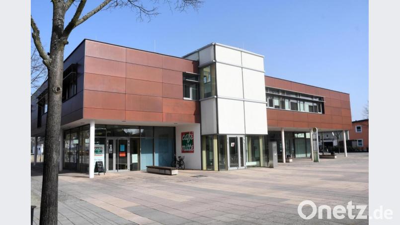 Drinnen laufen die letzten Arbeiten in den neuen Räumen, die ein Teil der Mitarbeiter des Sozialdezernats im Stadtteilzentrum "Neue Mitte" ab 3. März nutzen werden. Bild: Gabi Schönberger