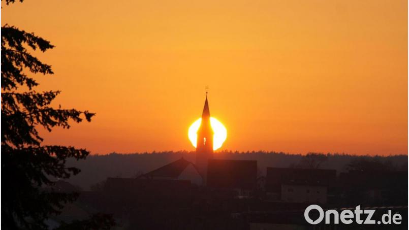 Die Kirche von Gebenbach glüht im Abendrot. Bild: ind