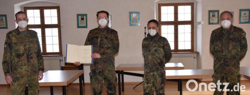 Der Hohenburger Bürgermeister Florian Junkes (2.v.links) ist auch engagierter Reservist. Jetzt wurde er zum Stabsfeldwebel der Reserve befördert. Links der stellv. Kommandeur des Regionalstab TerrAufg Ost aus Bogen, Oberstleutnant Thorsten Klapp, sowie Oberstleutnant der Reserve Ludwig Nerb (2.v.re) und Stabsfeldwebel der Reserve Johann Geitner, die allesamt beim Kreisverbindungskommando Amberg-Sulzbach beordert sind. Bild: bö