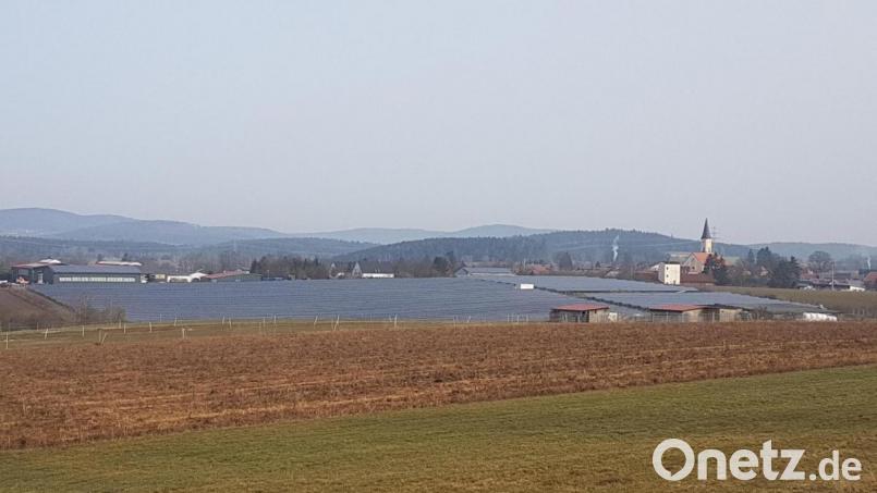 Moosbach war bisher sehr aufgeschlossen, wenn es um die Errichtung neuer Photovoltaik-Freianlagen ging (siehe Bild). Sollen künftig neue Anlagen nur mehr zugelassen werden, wenn die geeigneten Dachflächen zu 80 Prozent für Sonnenenergie genutzt werden? Bild: gi