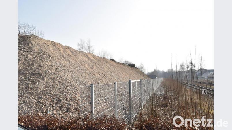 Schutt vom Liliencenter liegt auf einem städtischen Grundstück neben dem Bahnhofsgelände. Bild: Andreas Royer