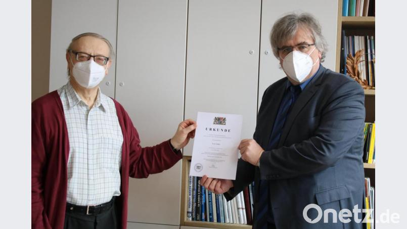Den Dank des Kultusministeriums übermittelte Schulleiter Oberstudiendirektor Joachim Zembsch an Studiendirektor Uwe Göbel (rechts) anlässlich dessen Verabschiedung in den Ruhestand. Bild: Luisenburg-Gymnasium/exb