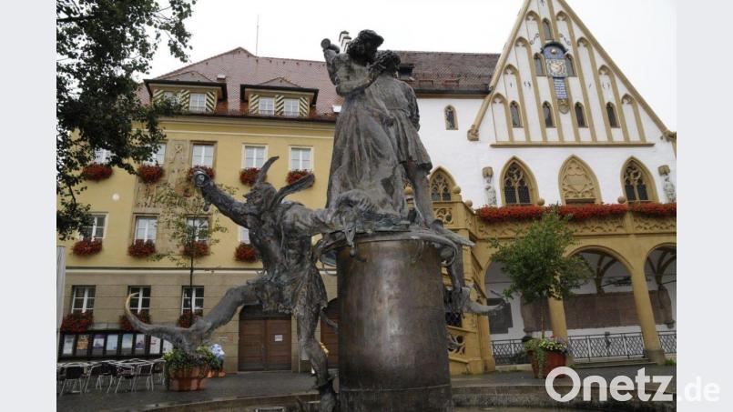 Der Hochzeitsbrunnen am Amberg Marktplatz erinnert an das größte Spectaculum der Stadt. Archivbild:  Petra Hartl