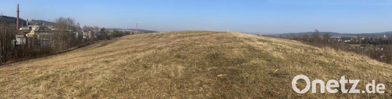 Im Panoramabild, aufgenommen vom Schlackenberg aus, ist schön zu sehen, wo die neue Photovoltaik-Anlage gebaut werden soll. Bild: Petra Hartl