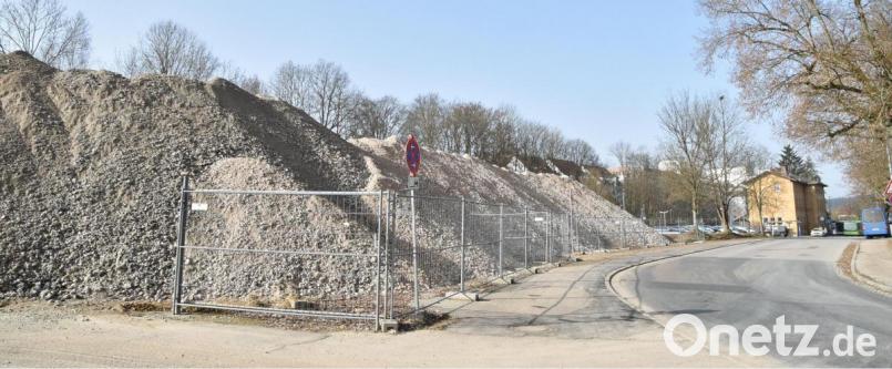 Für etwa drei Monate wird das zertifizierte Recyclingmaterial auf dem städtischen Gelände in der Bahnhofstraße zwischengelagert. Danach wird es wieder in den Unterbau der neu entstehenden Oberpfalz-Arkaden eingebaut. Bild: Andreas Royer