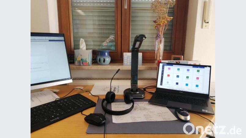 Der zurzeit typische Heimarbeitsplatz eines Lehrers mit PC, Laptop, Dokumentenkamera und Headset. Bild: Mittelschule Mitterteich/exb