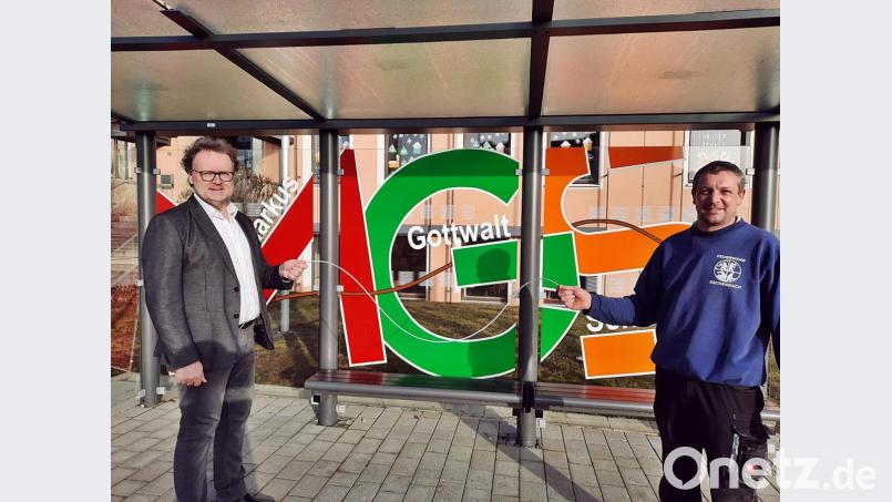 Rektor Wolfgang Bodensteiner (li) zusammen mit Hausmeister Udo Drechsler und einem Glaserfaserkabel, dass nun in die MGS verlegt wurde Bild: jma