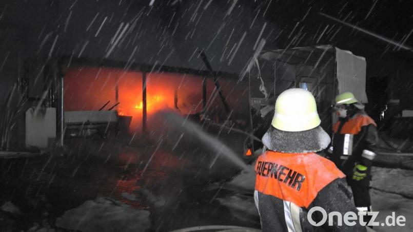 Die Feuerwehren löschten das Feuer unter widrigen Bedingungen. Bild: Peter Nickl