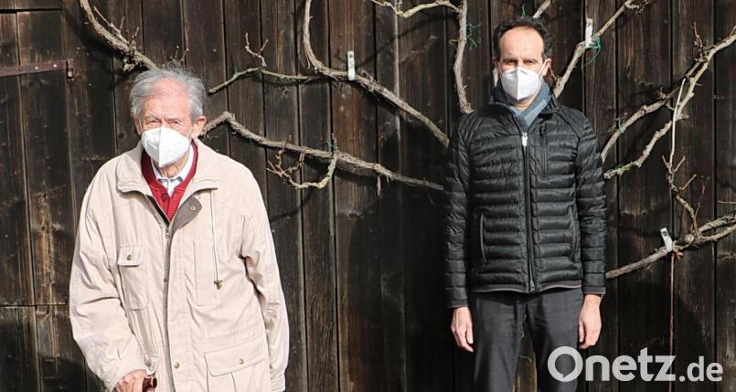 Karl Regler (links) nimmt an seinem 90. Geburtstag die Glückwünsche von Bürgermeister Hans-Jürgen Strehl mit dem gebotenen Abstand entgegen. Bild: gru