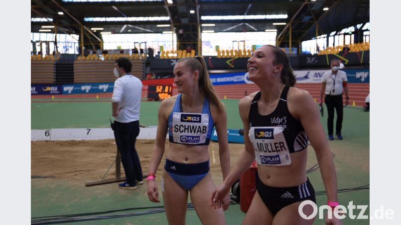 Die Deutsche Meisterin Corinna Schwab (links) und die Zweitplatzierte Laura Müller bei einem Plausch nach dem Finale in Dortmund. Beide vertreten Deutschland in einer Woche bei den Hallen-Europameisterschaften im polnischen Torun. Bild: Kiefner