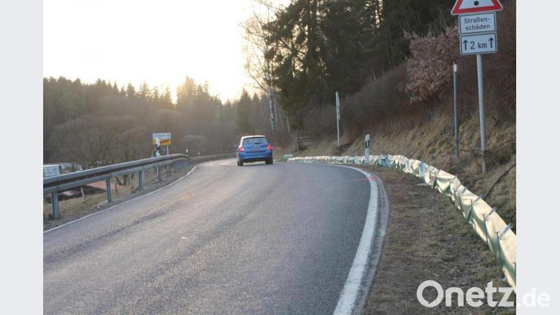 &quot;Nicht schneller als 30 km/h&quot; rät der Naturschutzbund Deutschland (Nabu) entlang der Amphibien-Schutzzäune zu fahren, wie hier an der Staatsstraße 2396 von Georgenberg in Richtung Neuenhammer. Bild: pi