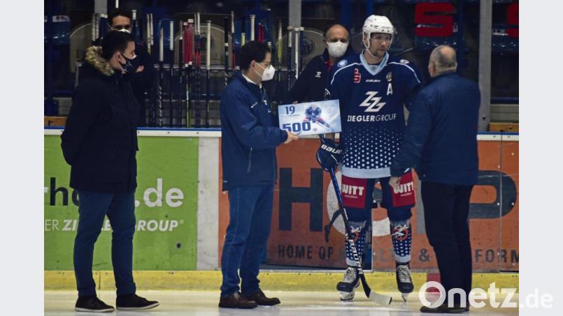 Vor dem Derby zwischen den Blue Devils und den Selber Wölfen wurde Michael Kirchberger für 500 Spiele geehrt. Es gratulierten: Tobias Hacker (links, zweiter Vorsitzender 1. EV Weiden), Franz Vodermeier (Zweiter von links, Geschäftsführer der Blue-Devils-Spielbetriebs-GmbH) und Thomas Siller (rechts, Vorsitzender 1. EV Weiden). Bild: gb