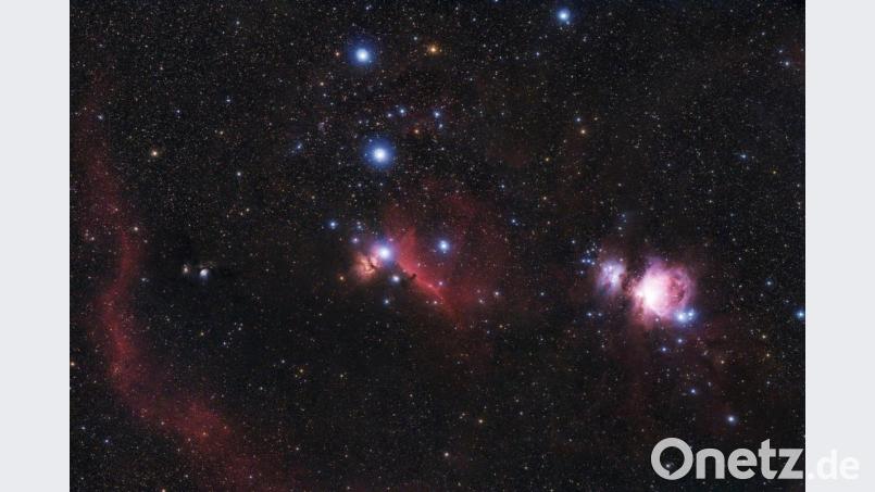 Martin Sponsel (Sternwarte Ursensollen) hat Mitte Februar abseits des Stadtlichts diese Aufnahme des Sternbilds Orion gemacht, auf der unter anderem der Orionnebel (rechts) zu sehen ist. In der Bildmitte die Gürtelsterne des Orion. Belichtung: 120 x 30 Sekunden bei ISO 800/Kamera: Sony Alpha 6000a/Optik: Samyang 135 mm bei f2.8 Bild: Martin Sponsel