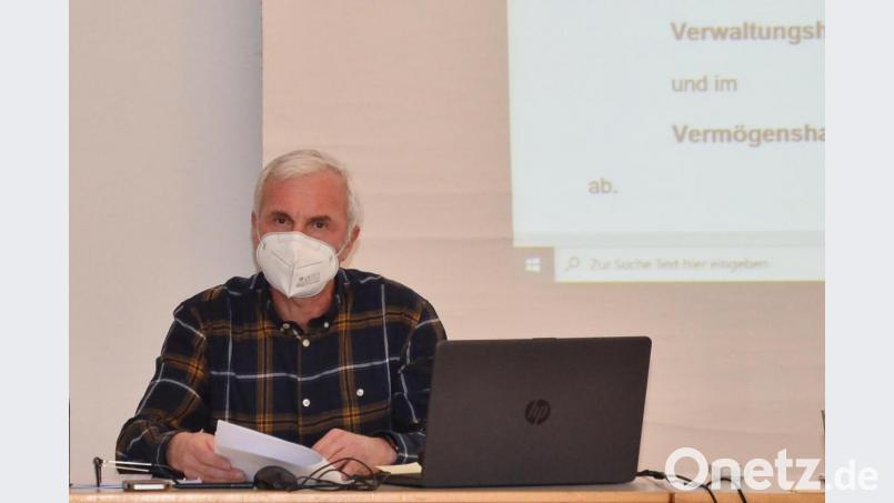 Kämmerer Karl Schmid präsentiert die Zahlen und Daten des Gemeindehaushalts für das aktuelle Jahr. Bild: fjo