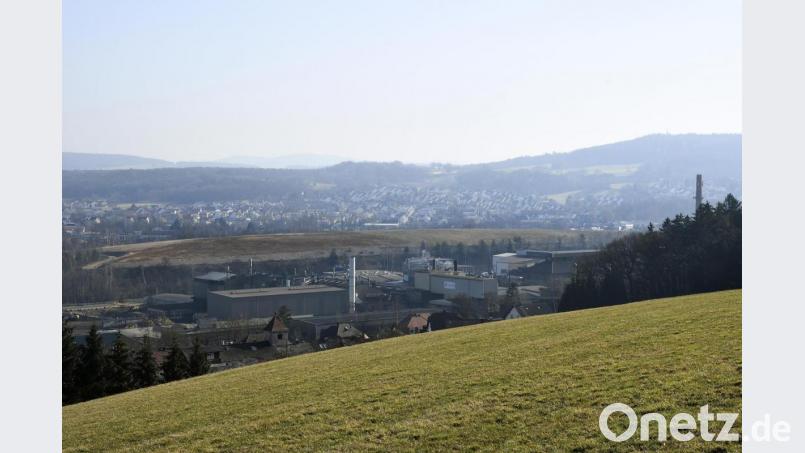 Blick vom Erzberg auf die Luitpoldhütte und den dahinter liegenden Schlackenberg. Hier soll eine Freiflächen-Photovoltaik-Anlage entstehen. Bild: Petra Hartl