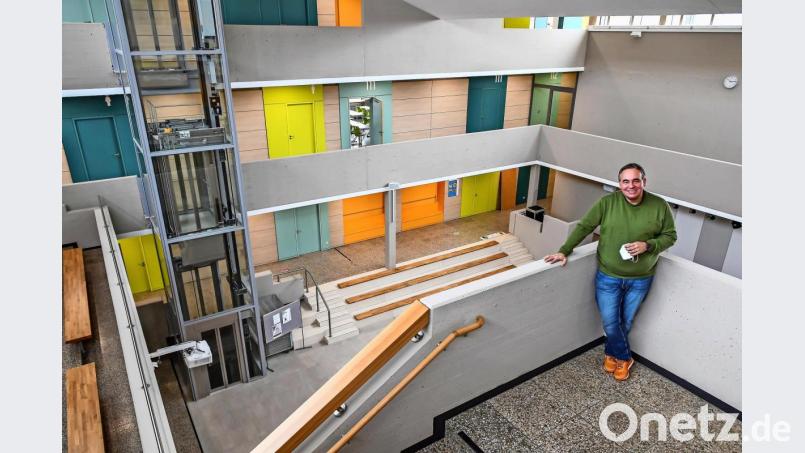Schulleiter Oliver Brandt ist bislang damit zufrieden, wie das neugestaltete Schulhaus aussieht. Doch die Arbeiten im Nebentrakt dauern an. Bild: Florian Miedl