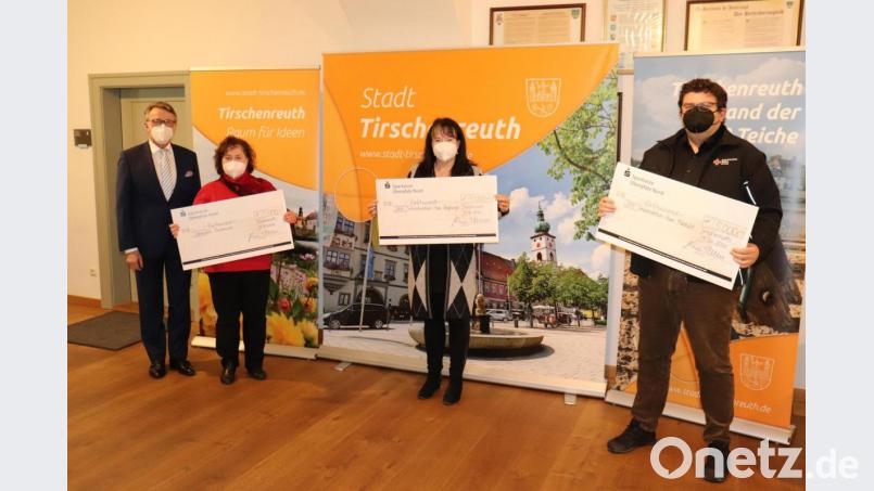 Bei der Spendenübergabe: Bürgermeister Franz Stahl, „Leben Plus“-Quartiersmanagerin Cornelia Stahl, Heimleiterin Anneliese Dombrowsky und BRK-Kreisgeschäftsführer Holger Schedl (von links). Bild: Stadt Tirschenreuth/exb