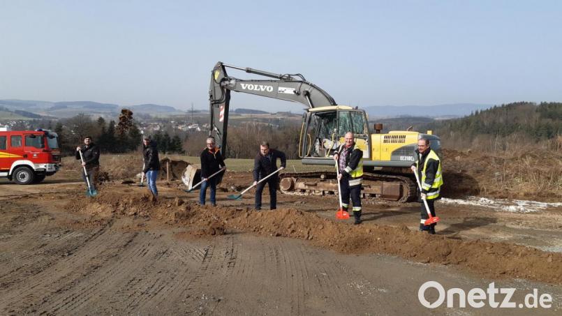 Spatenstich für ein langersehntes Projekt: Von rechts: Feuerwehrvorsitzender Christian Windschiegl, Kommandant Andreas Bogner, Bürgermeister Karlheinz Budnik, Bauunternehmer Bernhard Käß, Architekt Rainer Pöllath und Manuel Käß. Bild: Lowak