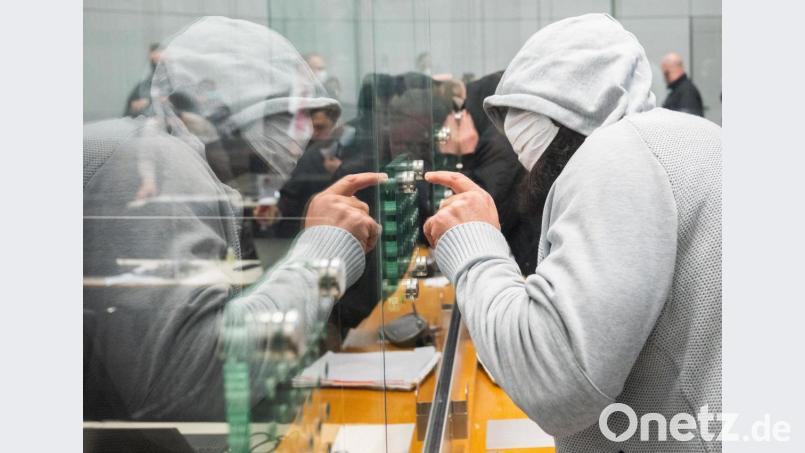 Der Anführer der Terrormiliz Islamischer Staat (IS) in Deutschland, Abu Walaa, klopft im Oberlandesgericht Celle an eine Glasscheibe, um mit seinen Anwälten zu sprechen. Bild: Julian Stratenschulte/dpa