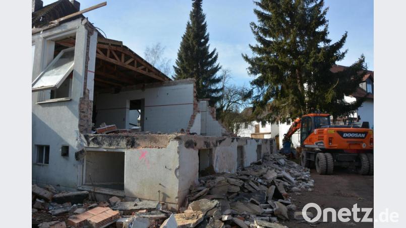 Das ehemalige Schulhaus in Maiersreuth wird umgebaut und modernisiert, Bauherr ist die Marktgemeinde selber. Aktuell laufen die Abbrucharbeiten. Bild: jr