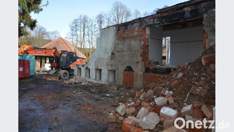 Ein Abbruchbagger leistet am Schulhaus in Maiersreuth ganze Arbeit. Jetzt wurde im Marktrat ein neuer zweiter Fluchtweg, nach dem erarbeiteten Brandschutzkonzept, genehmigt. Bild: jr