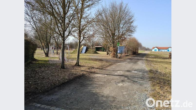 Laut Conny Spitaler häuften sich bei dem Versetzen der Dogstation die Hundehaufen im Bereich des Spielplatzes. Sie wünschte sich eine Nachbesserung. Bild: sne