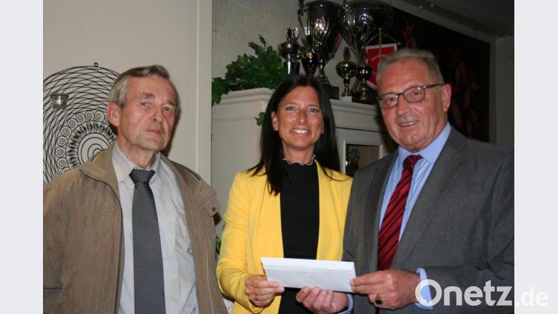 Bruno Uhl (links) war vor 25 Jahren Mitbegründer des Kapellenbauvereins Apfelbach und ist seitdem ununterbrochen Vorsitzender. Auf dem Bild ist er mit Kassierin Michaela Hausner und Kassenprüfer Klaus Lehl (rechts) noch vor der Corona-Pandemie zu sehen. Archivbild: gpa