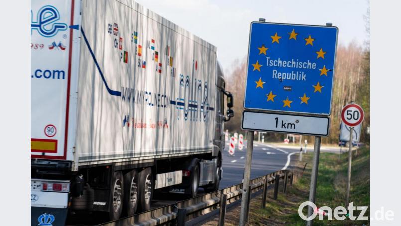 Bundespolizisten beschlagnahmen am Grenzübergang Schirnding eine selbstgebaute Perkussionswaffe. Symbolbild: Nicolas Armer/dpa