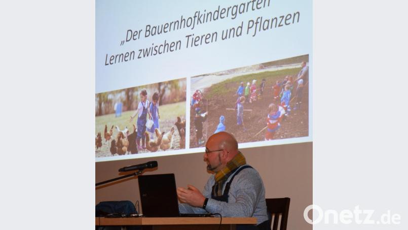 &quot;Lernen zwischen Tieren und Pflanzen&quot;: Roman Kronester stellte seine Idee eines Bauernhofkindergartens im Marktgemeinderat vor. Bild: bö