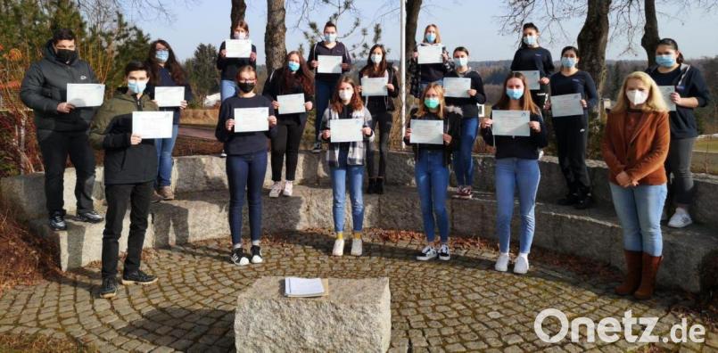 Stolz halten die Schüler der Klasse 10c ihre DELF-Diplome in den Händen. Bild: Realschule Auerbach/exb