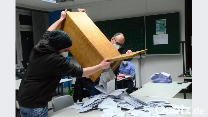 Auszählen in der Realschule;: Die Wahlhelfer leeren die Behälter. Bild: Kunz