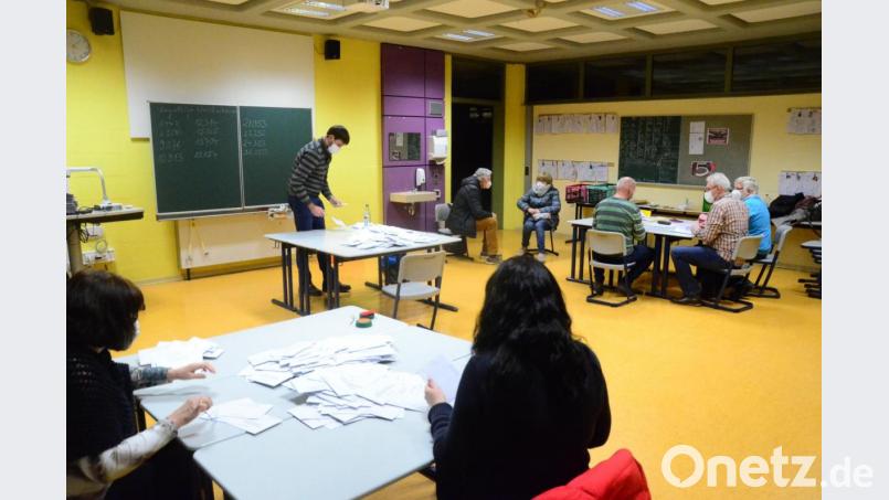Auszählen im Abstimmungsraum im Elly-Heuss-Gymnasium. Bild: Kunz