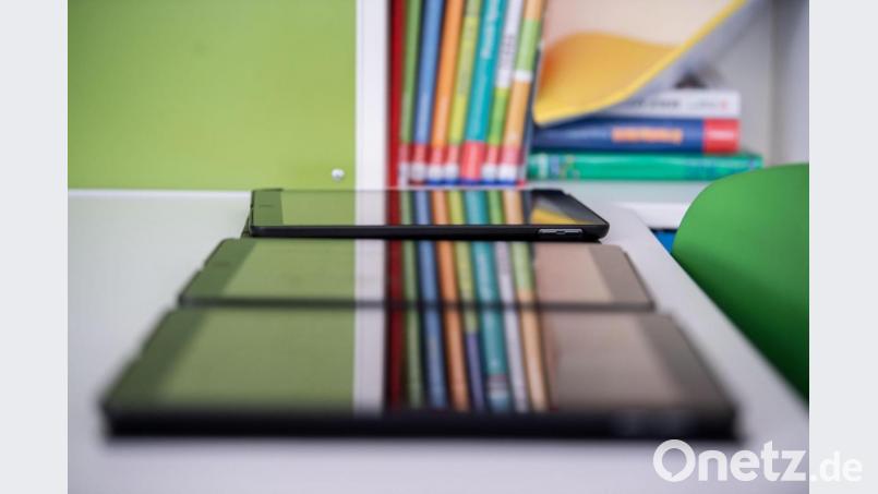 Der Landkreis will neue Computer für die Lehrer anschaffen. Engpässe bei den Lieferungen könnten den Plan schwierig gestalten. Symbolbild: Marijan Murat/dpa