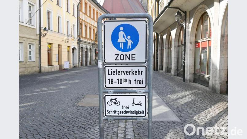 Der kleine E-Roller im unteren Schild rechts zeigt es an: In der Amberger Fußgängerzone dürfen ab jetzt probeweise Elektrokleinstfahrzeuge genutzt werden. Bild: Susanne Schwab, Stadt Amberg/exb