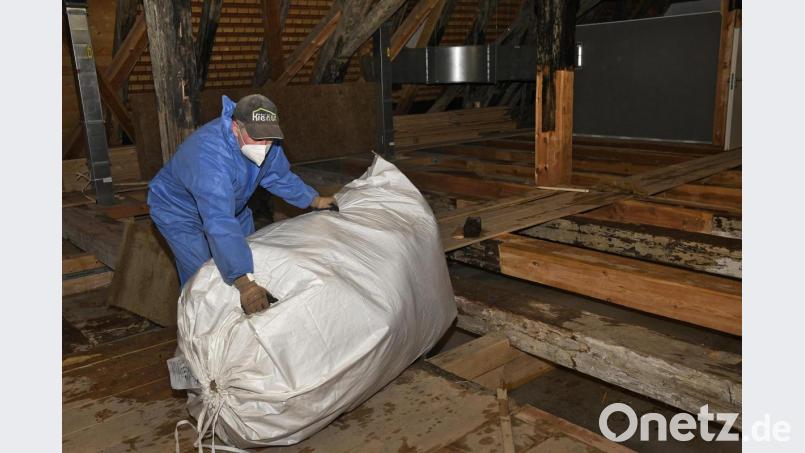 Im historischen Altbau, in den das neue Stadtarchiv als Haus im Haus eingebaut wurde, musste die Dämmung zu großen Teil ausgebaut und entsorgt werden, weil sie sich voller Wasser gesogen hatte. Bild: Petra Hartl