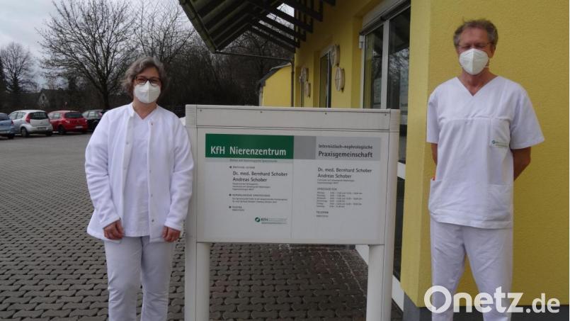 &quot;Corona-Helden&quot; im KfH-Nierenzentrum in Rosenberg: Gerti Högner und Hans-Jürgen Hüttner. Bild: hka
