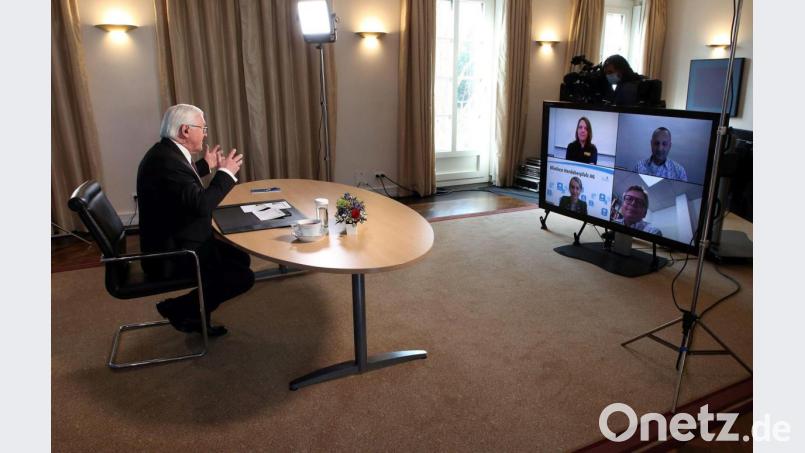 Bundespräsident Frank-Walter Steinmeier nimmt im Schloss Bellevue an einem Regionalgespräch über die Impfkampagne gegen Corona mit Bürgern aus Bayern per Videoschalte teil. Das Staatsoberhaupt spricht auch mit Hutzler, der medizinischen Direktorin am Klinikum Weiden (links unten). Bild: Wolfgang Kumm/dpa