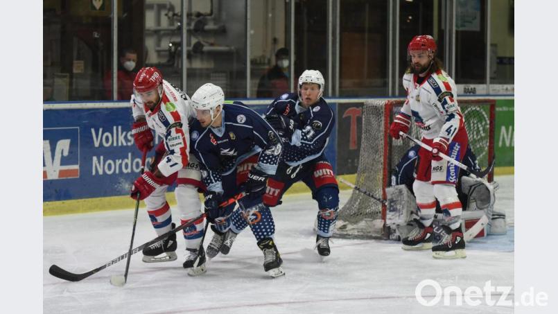 Das letzte Heimspiel gewannen die Blue Devils gegen die Selber Wölfe mit 3:2 nach Verlängerung. Das Bild zeigt eine Szene vor dem Weidener Kasten mit (von links) Nicholas Miglio (Selb), Adam Schusser, Edgars Homjakovs (beide Weiden) und Brad Snetsinger (Selb). Am Sonntag gastiert der EV Lindau in der Hans-Schröpf-Arena. Archivbild: gb