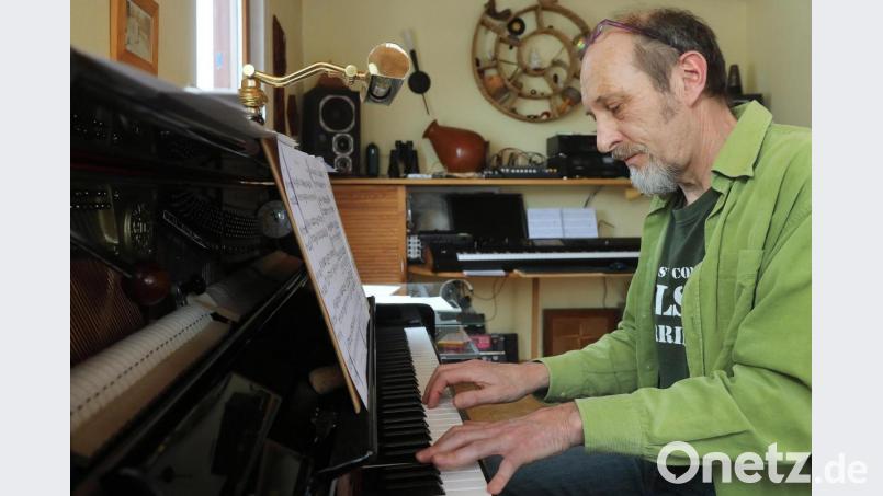 Werner &quot;Leif&quot; Wiesmeth in seinem kleinen &quot;Studio&quot; in seinem Häuschen in Hötzelsdorf. Hier hat er die Stücke für sein Buch &quot;Musikalische Kurzgeschichten für Klavier&quot; komponiert. Bild: Wolfgang Steinbacher