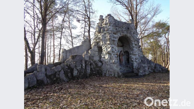 Auf dem Marterlweg &quot;W4&quot; zwischen Winklarn und Zengeröd passieren Wanderer auch die zwölfte Station des Kreuzweges am Kalvarienberg samt Aussichtsplattform. Bild: amö