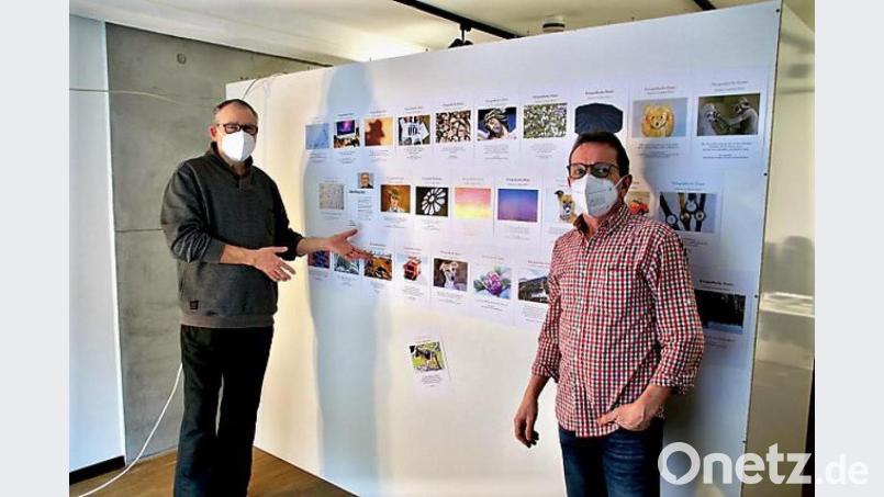Viele Fotografien sind mit viel Arbeit entstanden. Jürgen Klein (links) präsentiert nun seine Kunstwerke. Beim Aufbau geholfen hat ihm KuWa-Vorsitzender Wolfgang Horn. Bild: ubb