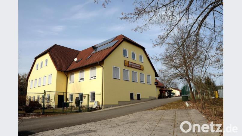 Das Sportheim des TuS Schnaittenbach soll eine neue Heizung bekommen. Weil dazu jetzt ein Mitgliedervotum nötig ist, gibt es hier am Samstag eine Versammlung unter freiem Himmel. Bild: Stephan Huber