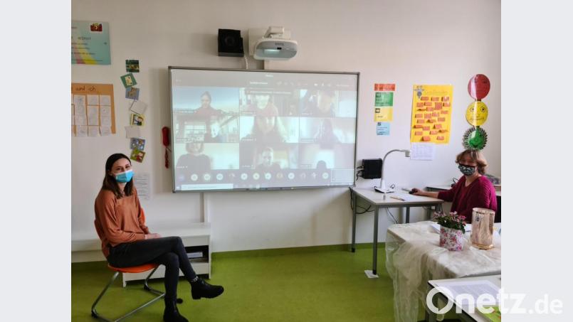 Klassenlehrerin Kerstin Schröder und Lehramtsanwärterin Nicola Putzer sitzen beim Online-Unterricht vor dem großen Whiteboard. Nach der Einarbeitungszeit ist die Situation mittlerweile zum Alltag geworden. Bild: sne