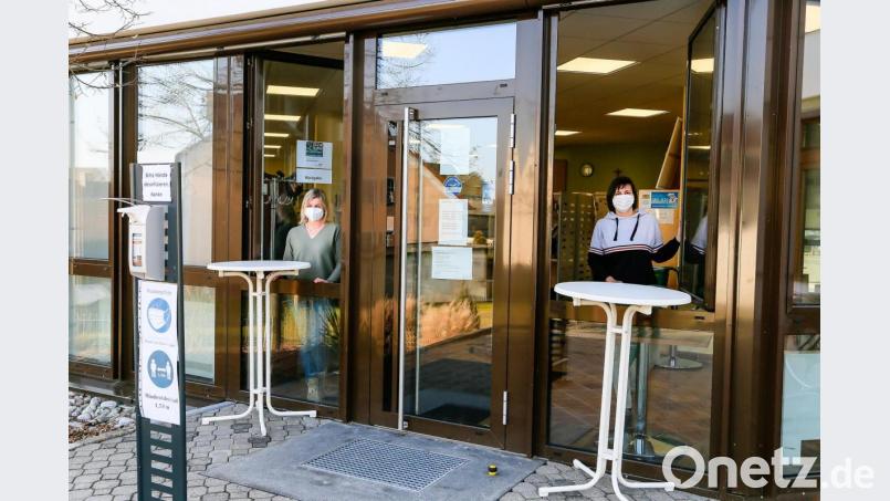&quot;Click &amp; Collect&quot; an zwei Fenstern: Die Leser können in Schwarzenfeld Bücher online bestellen, die an den Fenstern ausgegeben und zurück genommen werden. Marion Meier (links) und Claudia Haas übernahmen am Donnerstag diese Aufgabe. Bild: Clemens Hösamer